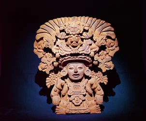 Maissijumalaa esittävä uurna, Monte Albán III -tyyliä